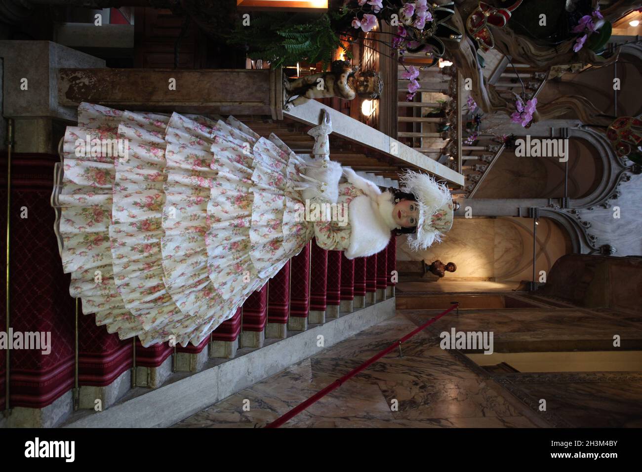 Eine Frau, die während des karnevals in venedig in Kostüm gekleidet war. Venedig, Italien, 6. Februar 2013. (MVS) Stockfoto