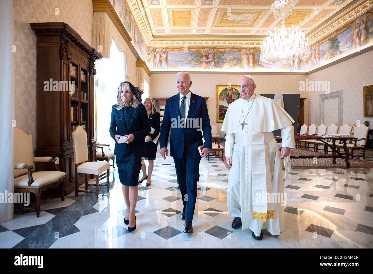 Vatikanstadt, Vatikanstadt. Okt. 2021. Italien, Rom, Vatikan, 29/10/21. Papst Franziskus, der Präsident der Vereinigten Staaten von Amerika, Joe Biden, bei einer privaten Audienz im Vatikan. NUR FÜR REDAKTIONELLE ZWECKE - Vatican Media/Spaziani. Kredit: dpa/Alamy Live Nachrichten Stockfoto