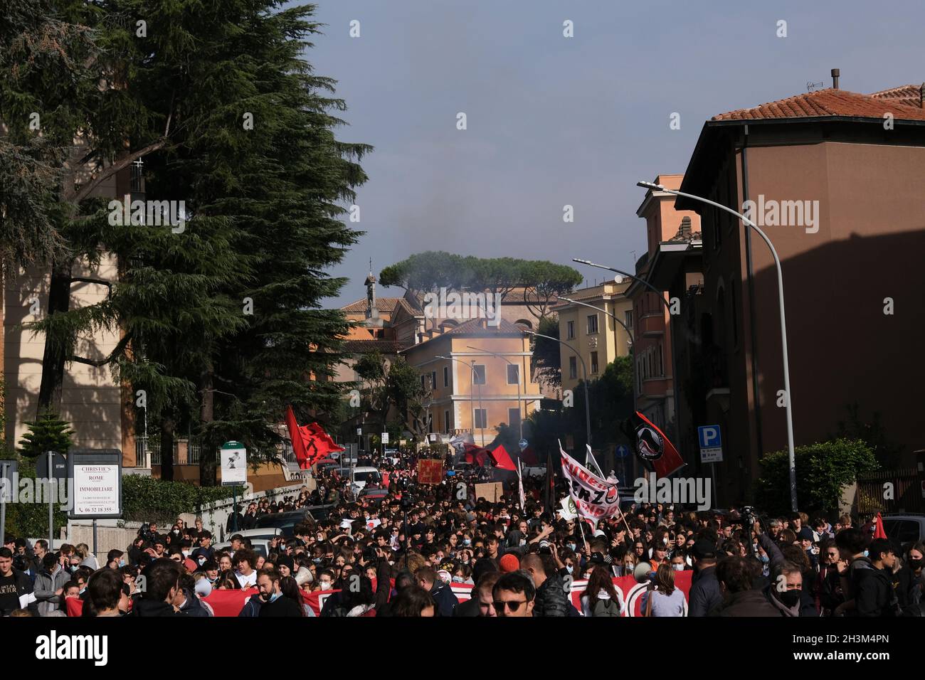 Rom, Italien. Okt. 2021. Studenten demonstrieren am 29. Oktober 2021 in den Straßen Roms in Italien gegen den G20-Gipfel. Am 30. Und 31. Oktober 2021 findet in Rom der Gipfel der Gruppe der zwanzig Staats- und Regierungschefs (G20) statt. Kredit: ALEXANDROS MICHAILIDIS/Alamy Live Nachrichten Stockfoto