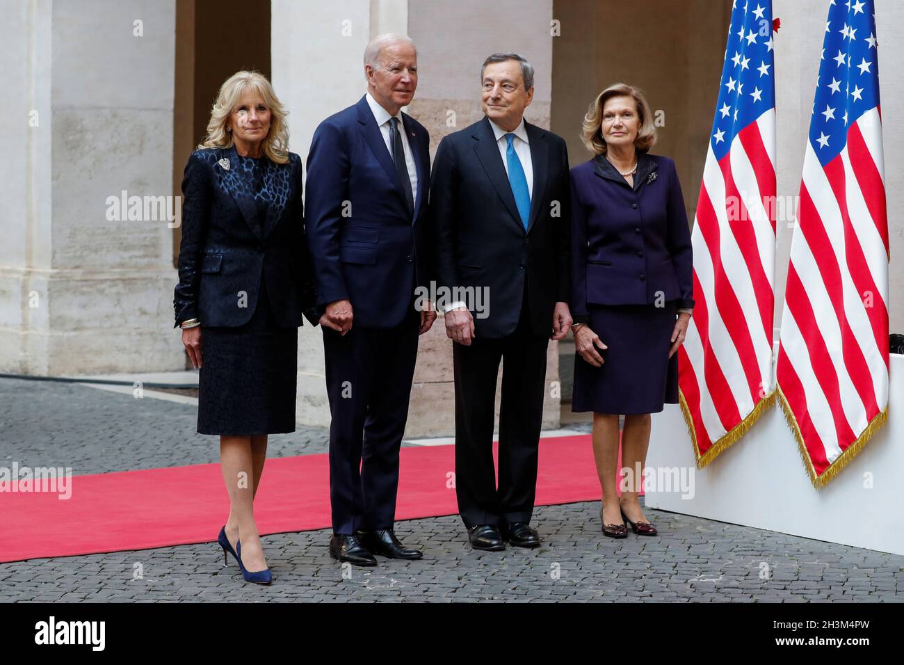 US-Präsident Joe Biden und seine Frau Jill Biden stehen neben dem  italienischen Premierminister Mario Draghi und seiner Frau Maria Serenella  Cappello, während sie sich vor dem G20-Gipfel in Rom, Italien, am 29.