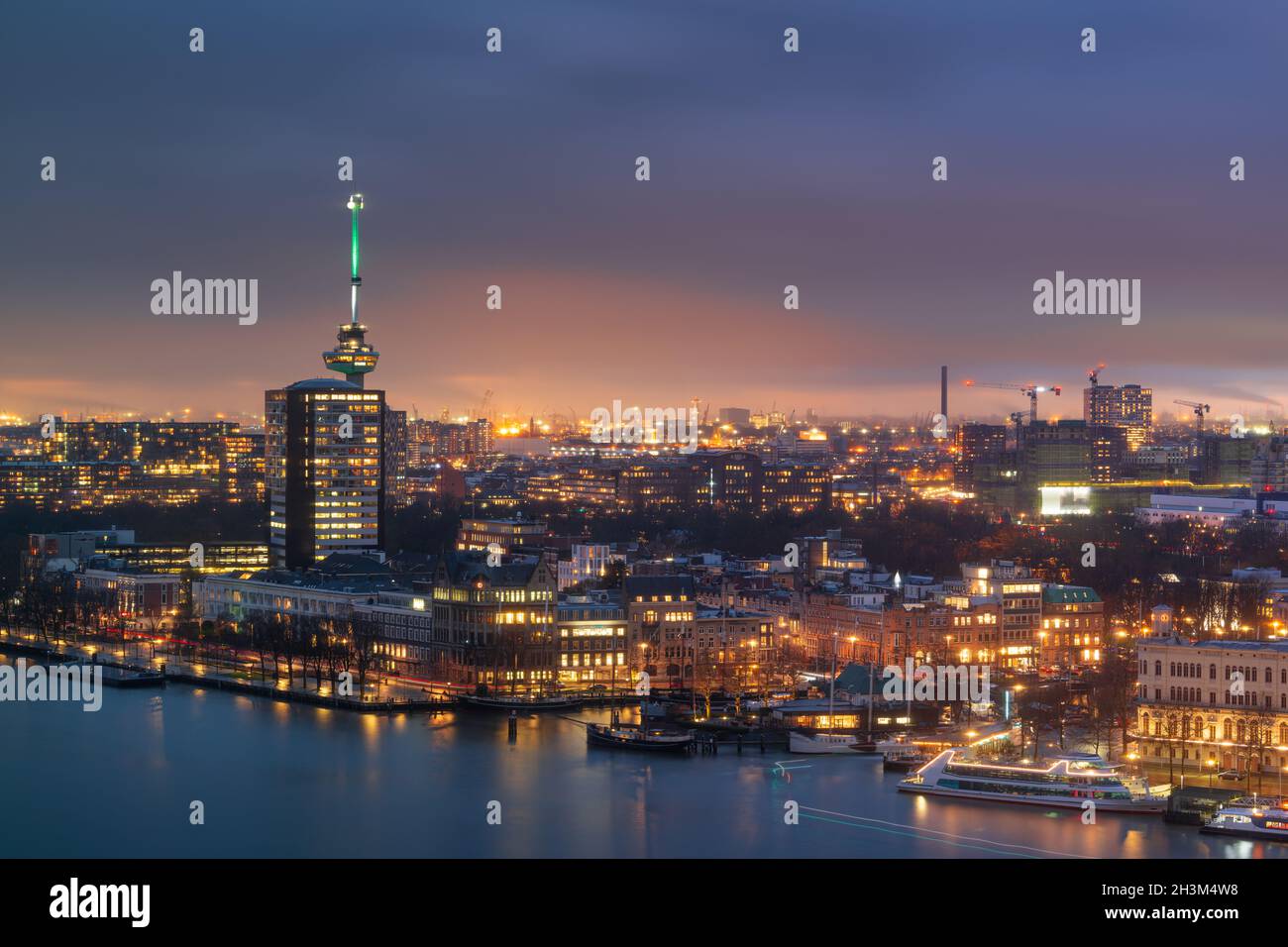 Rotterdam, Niederlande Stadtbild am Nieuwe Maas River bei Nacht. Stockfoto