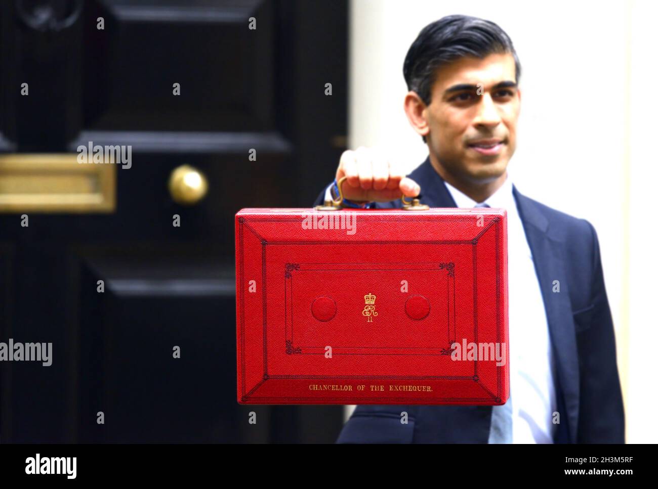 Rishi Sunak, Schatzkanzler, verließ die Downing Street vor seiner Rede zum Haushalt am 27. Oktober 2021. Digital verbessert - konzentrieren Sie sich auf den roten bo Stockfoto