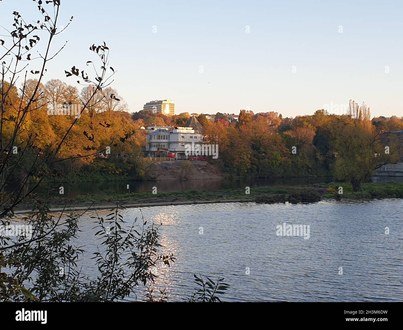 Spaziergang entlang der Ruhr in Mülheim Stockfoto