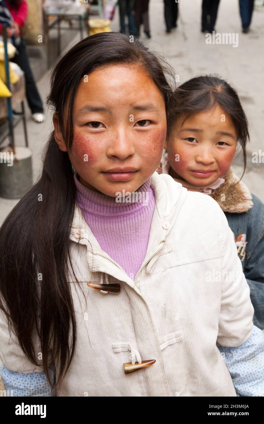 Tibetische Mädchen/ethnische Frauen aus Tibet, die in der alten chinesischen Stadt mit Stadtmauern (alte Stadtmauer) von Songpan im Norden von Sichuan, China, ansässig oder ortsansässig sind (125) Stockfoto
