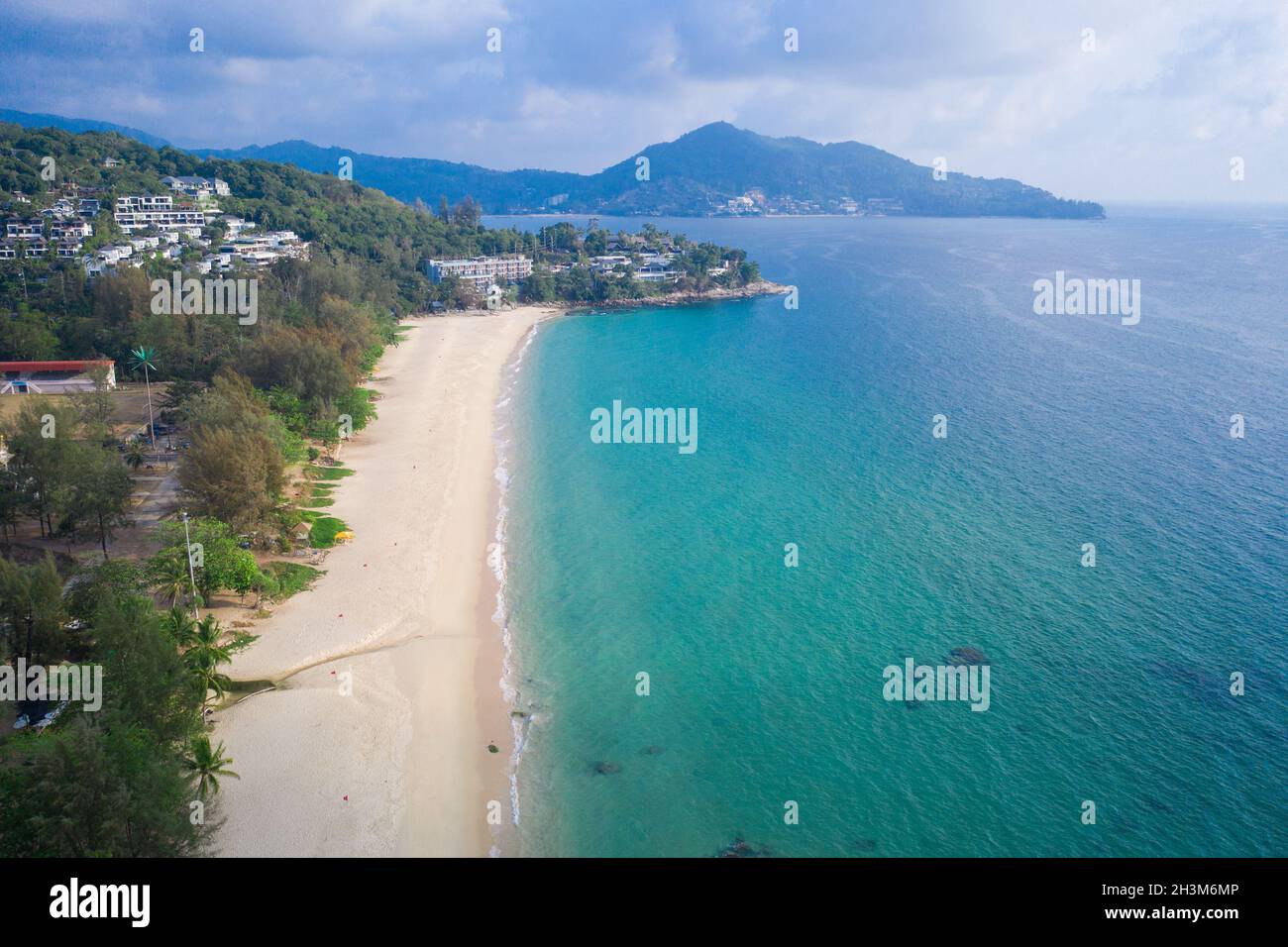 Luftdrohnenansicht des tropischen leeren Surin Beach in Phuket Stockfoto