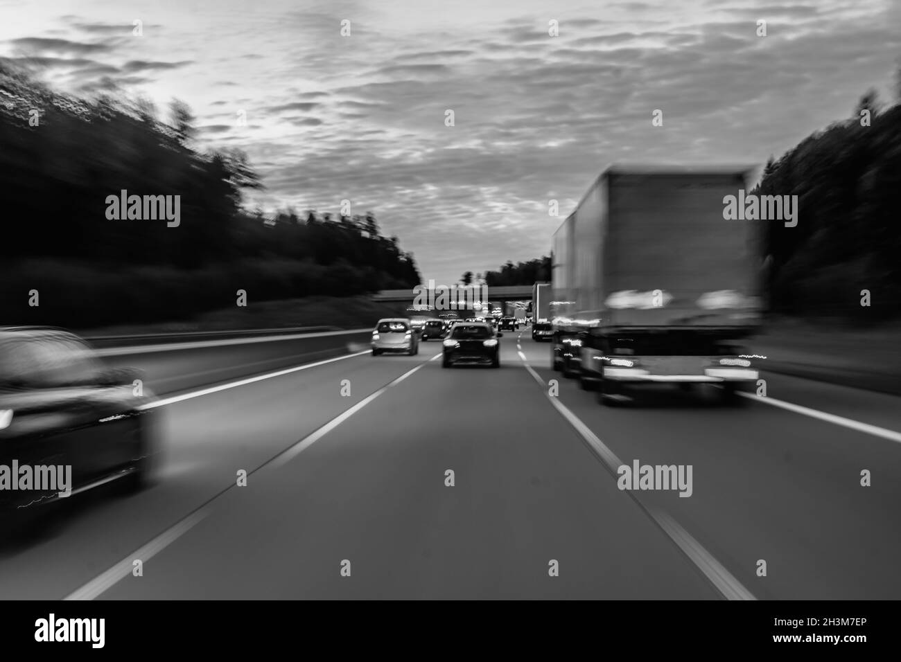 Straßenverkehr, Bewegung verwischen Fahrzeuge.Transport LKW und Autos verschwommen Bild.Schwarz-Weiß-Fotografie Stockfoto
