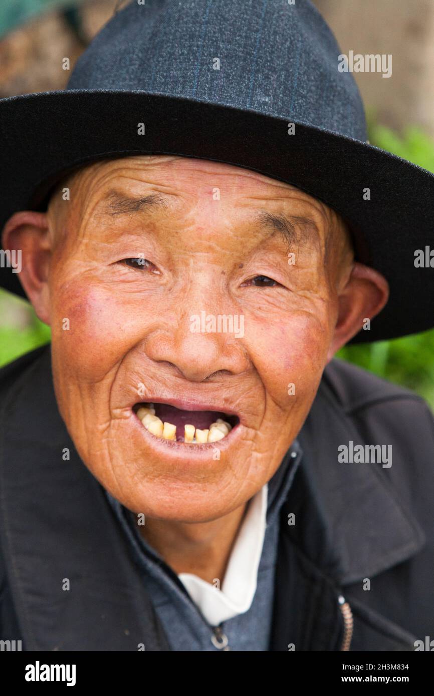 Porträt eines älteren tibetischen Mannes/einer ethnischen Person Tibets, der in der alten chinesischen Stadt Songpan im Norden von Sichuan wohnhaft oder ortsansässig ist. China (125) Stockfoto