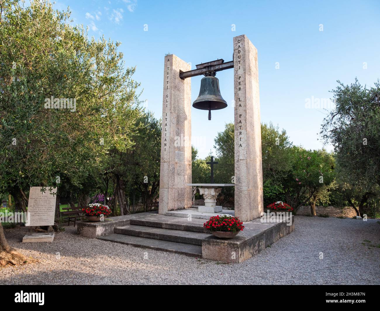 Sirmione, Italien - August 10 2021: Glocke der Gefallenen oder monumento ai caduti war Memorial Monument Stockfoto