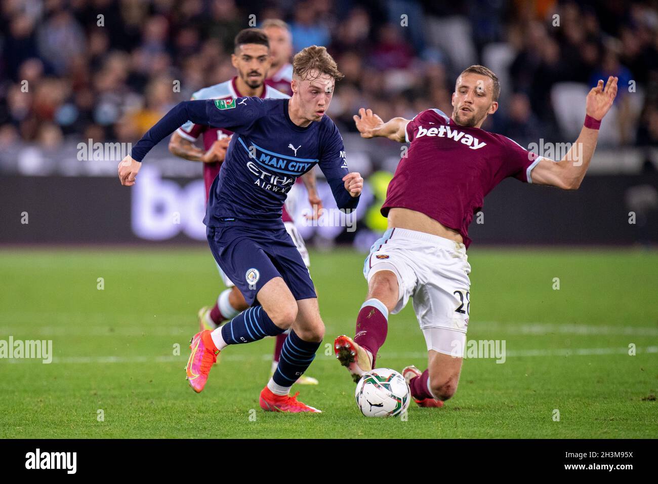 LONDON, ENGLAND - 27. OKTOBER: Cole Palmer von Manchester City und Tomas Soucek von West Ham Vereinigten sich im Einsatz während des Carabao Cup Round of 16 Match Be Stockfoto