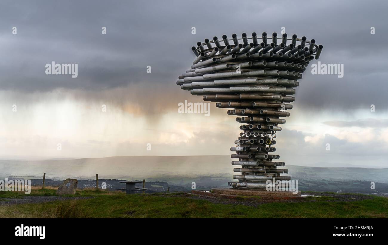Wettersysteme bewegen sich durch das Tal. Zeigt die Auswirkungen des Klimawandels mit schlechten Wettersystemen, die sich durch das Tal in Burnley, Lancs, bewegen. Stockfoto
