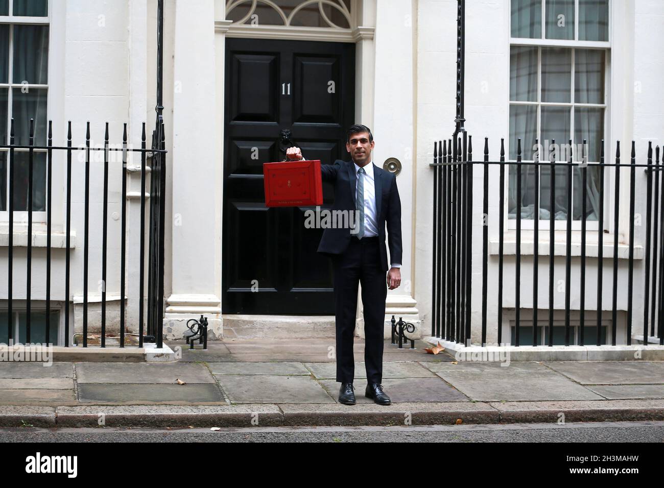 LONDON, VEREINIGTES KÖNIGREICH - 27. Oktober 2021: Rishi Sunak, Schatzkanzler, verlässt die Downing Street im Zentrum von London, nachdem er an der wöchentlichen Taxifahrt teilgenommen hat Stockfoto