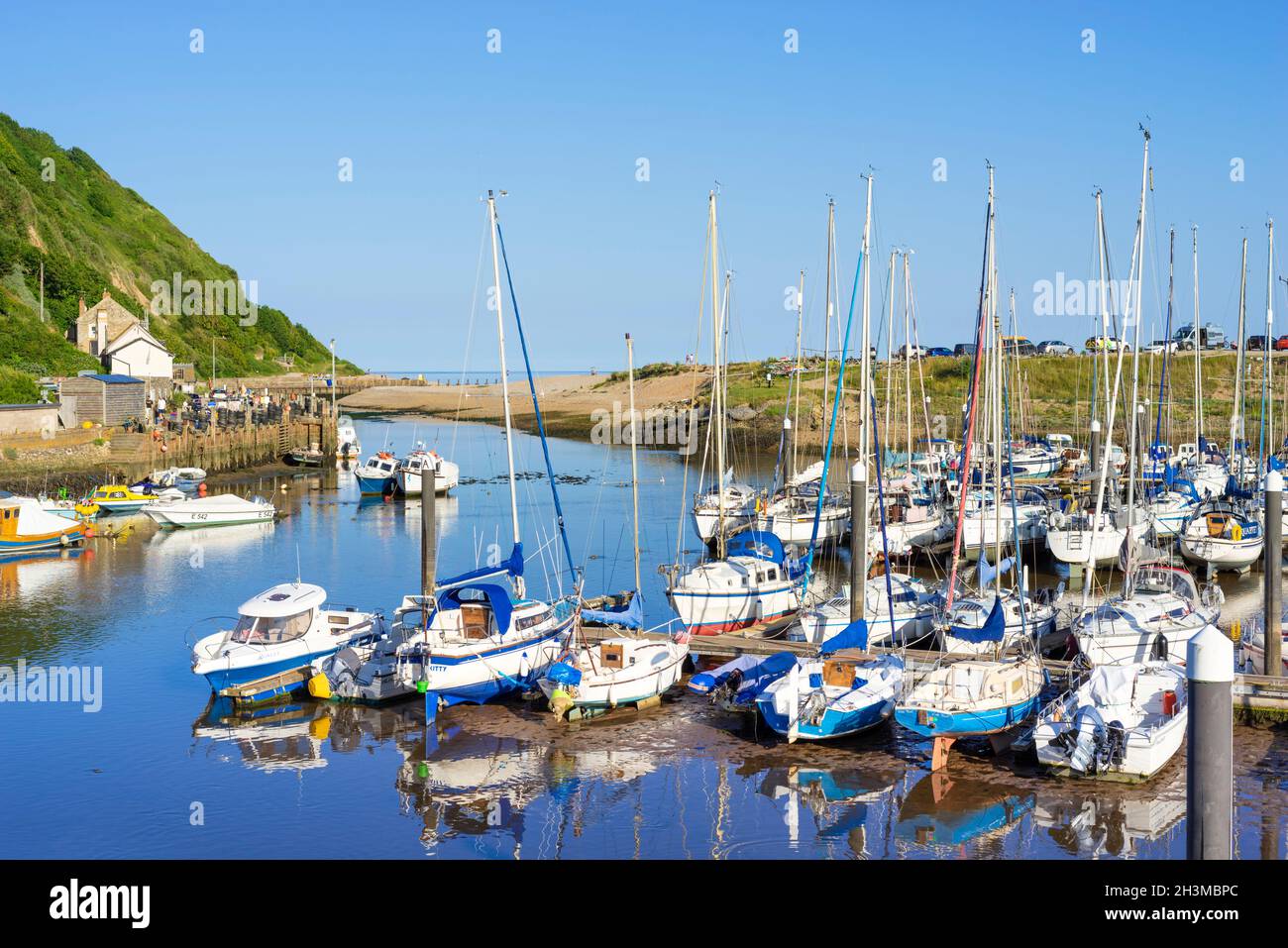 Yachten in AX Yacht Club in Axmouth Hafen am Fluss AX in Haven Cliffs Seaton Devon England GB Europa Stockfoto