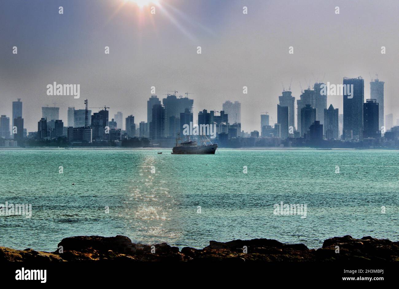 Küstenlinie der indischen Stadt Mumbai. Stockfoto