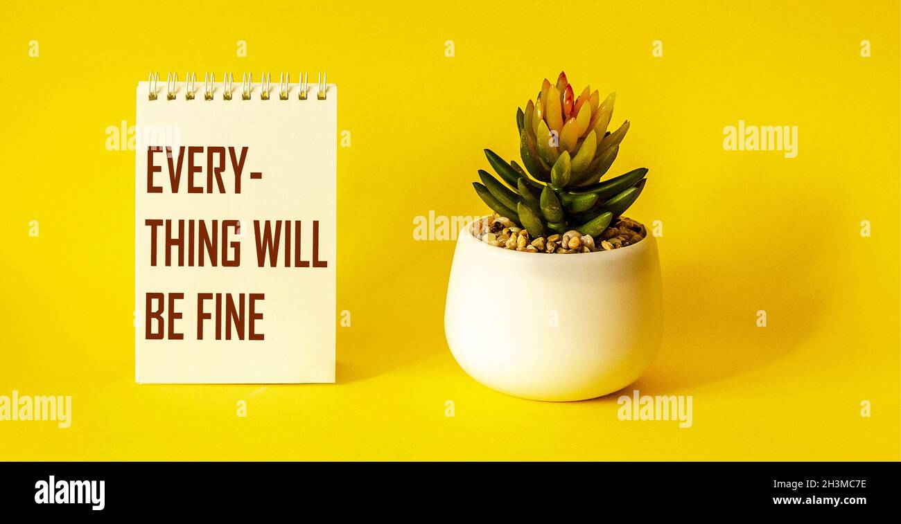Notizblock mit der Aufschrift alles wird gut, auf einem gelben Hintergrund mit einer Kaktusblüte. Stockfoto