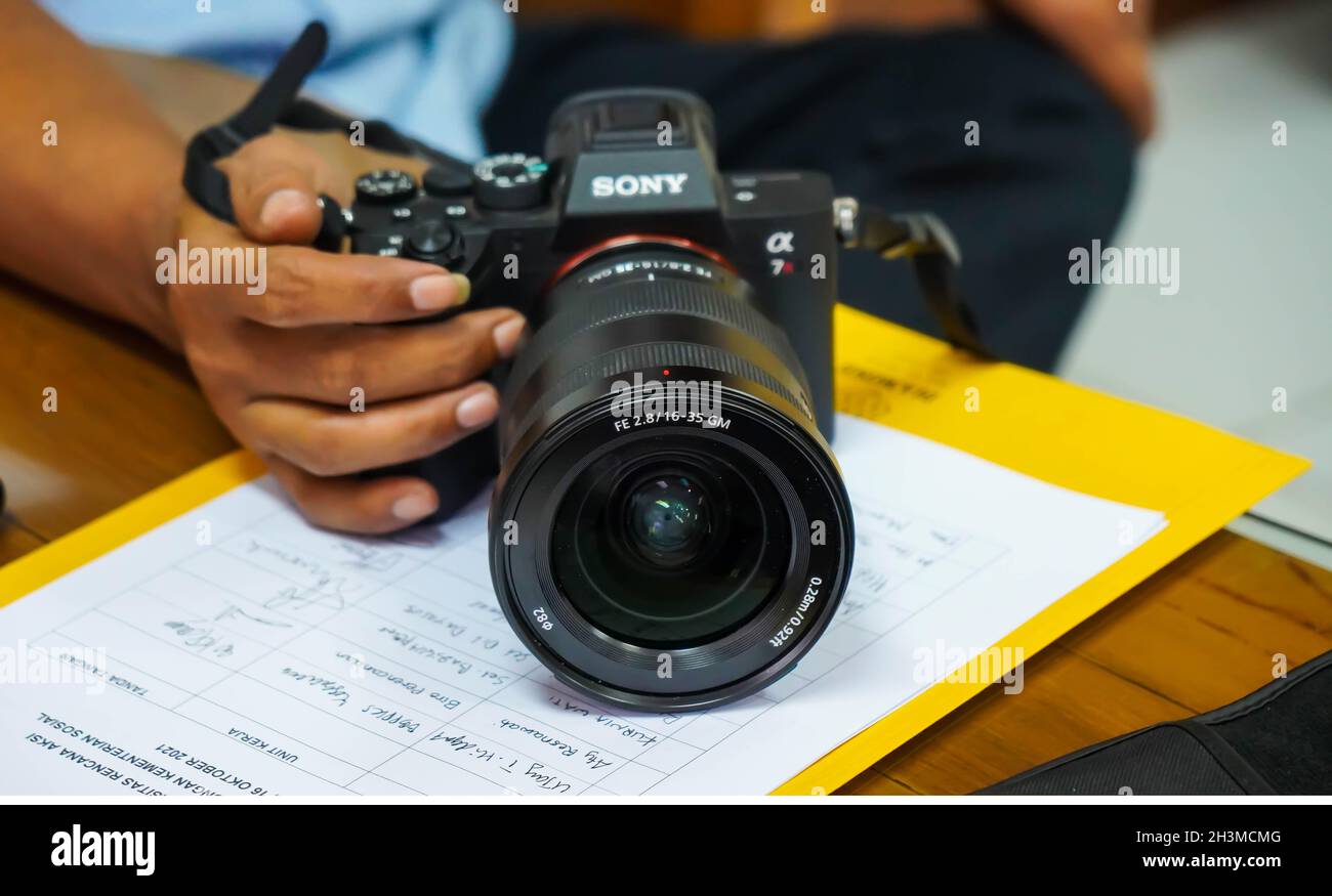 Jakarta, 22. juni 2021, ein Mann, der seine sony Alpha-Kamera im selektiven Fokus hält Stockfoto