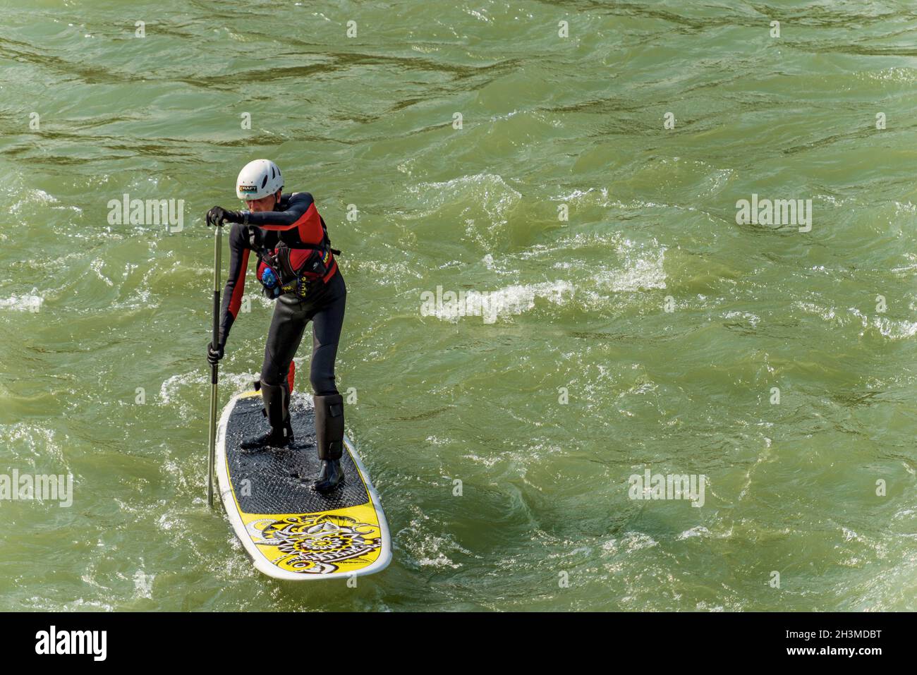 Mann auf seinem Stand Up Paddleboarding oder Paddle Boarding (SUP), paddelt in den Stromschnellen der Etsch in der Innenstadt von Verona. Venetien, Italien, Europa Stockfoto