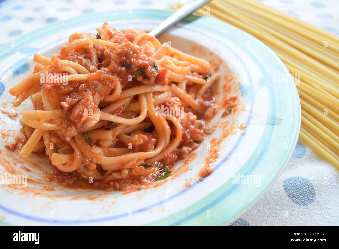 bucatini mit Fischtomatensoße mit roher Pasta Stockfoto