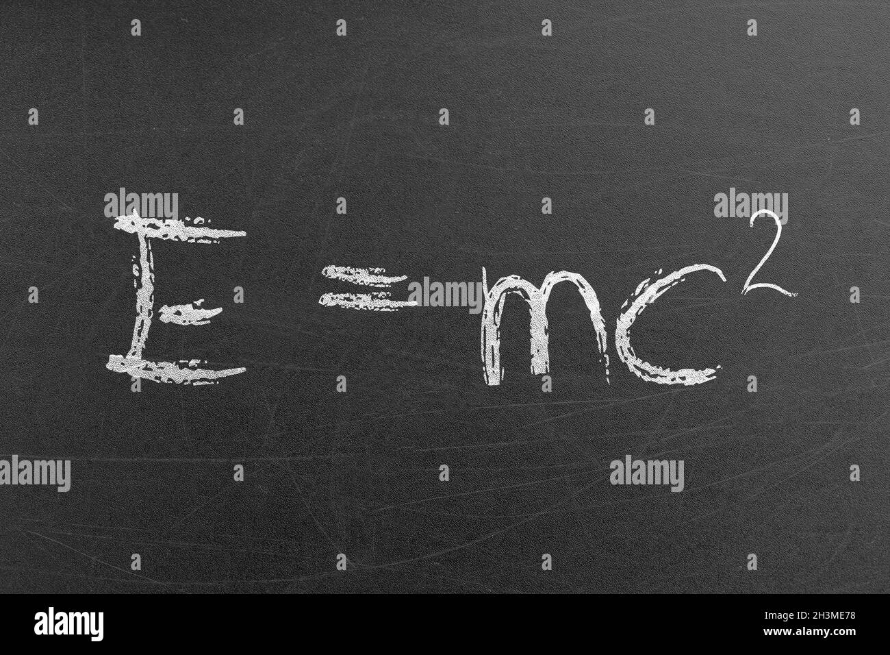Relativitätsgleichung E mc2 handgeschrieben von Kreide auf einer Tafel der Universität. Wissenschaft und Bildung Konzepte und Hintergründe Stockfoto