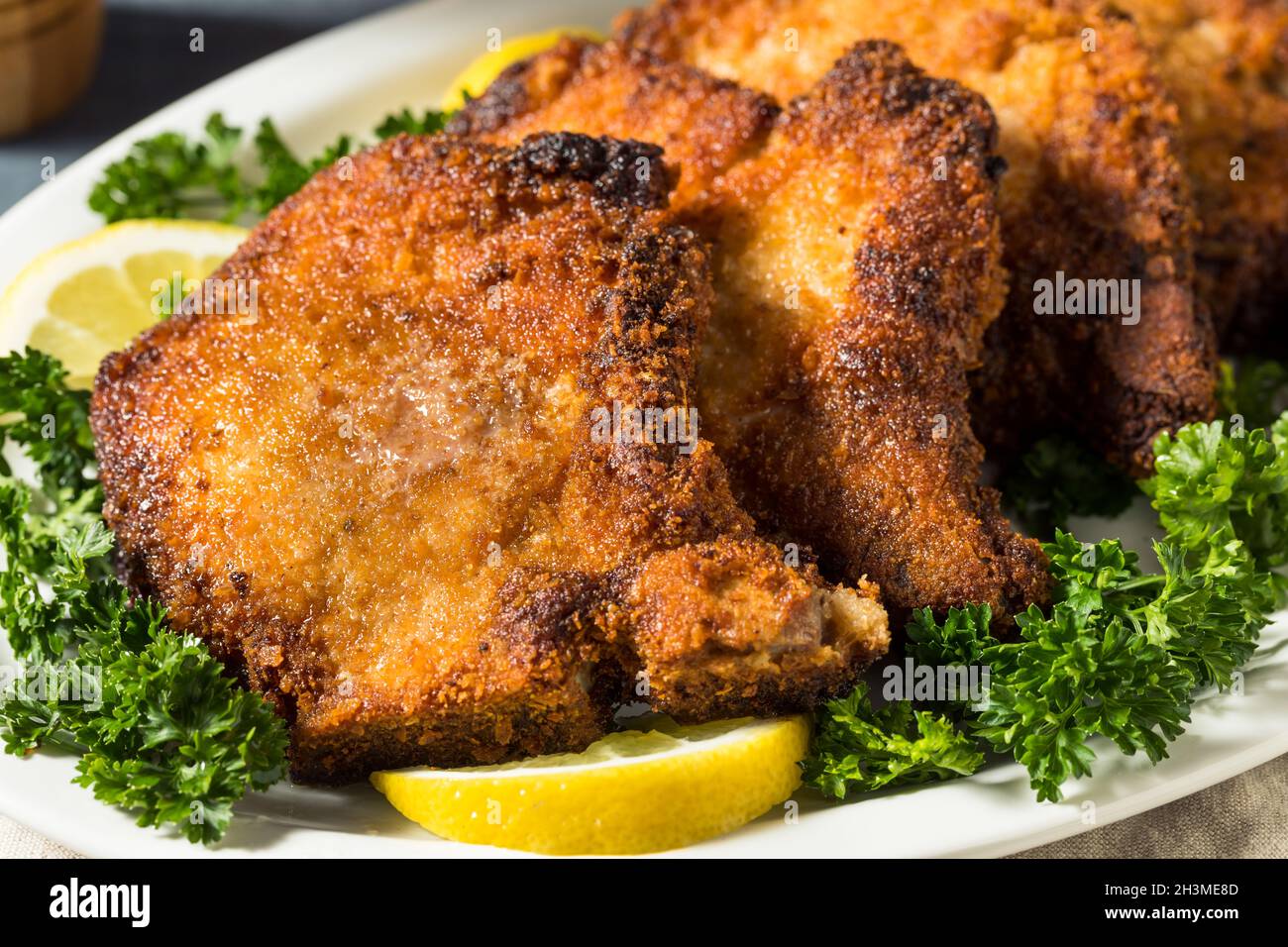 Hausgemachte, gebratene Schweineletts mit Salz und Pfeffer Stockfoto