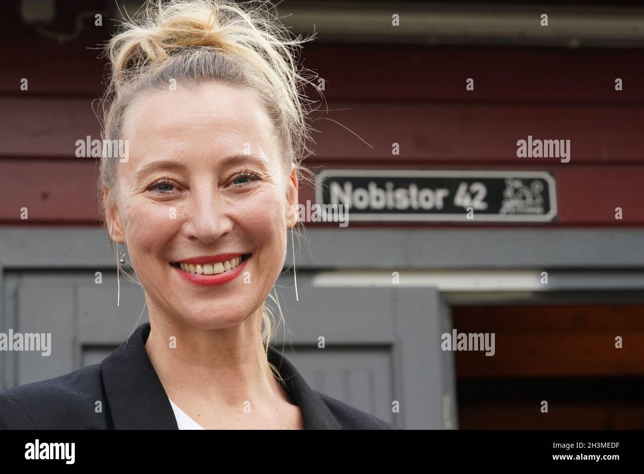 29. Oktober 2021, Hamburg: Christine Meinlschmidt, die neue Direktorin der Obdachloseneinrichtung "Alimaus" in Hamburg, steht während der feierlichen Wiedereröffnung vor einer Tafel mit der Aufschrift "Alimaus". Ab dem 1. November 2021 dürfen Obdachlose wieder selbst zubereitete Speisen im Inneren serviert werden. Der Eintritt ist für alle geimpften und sich erholenden Personen offen. Foto: Marcus Brandt/dpa Stockfoto