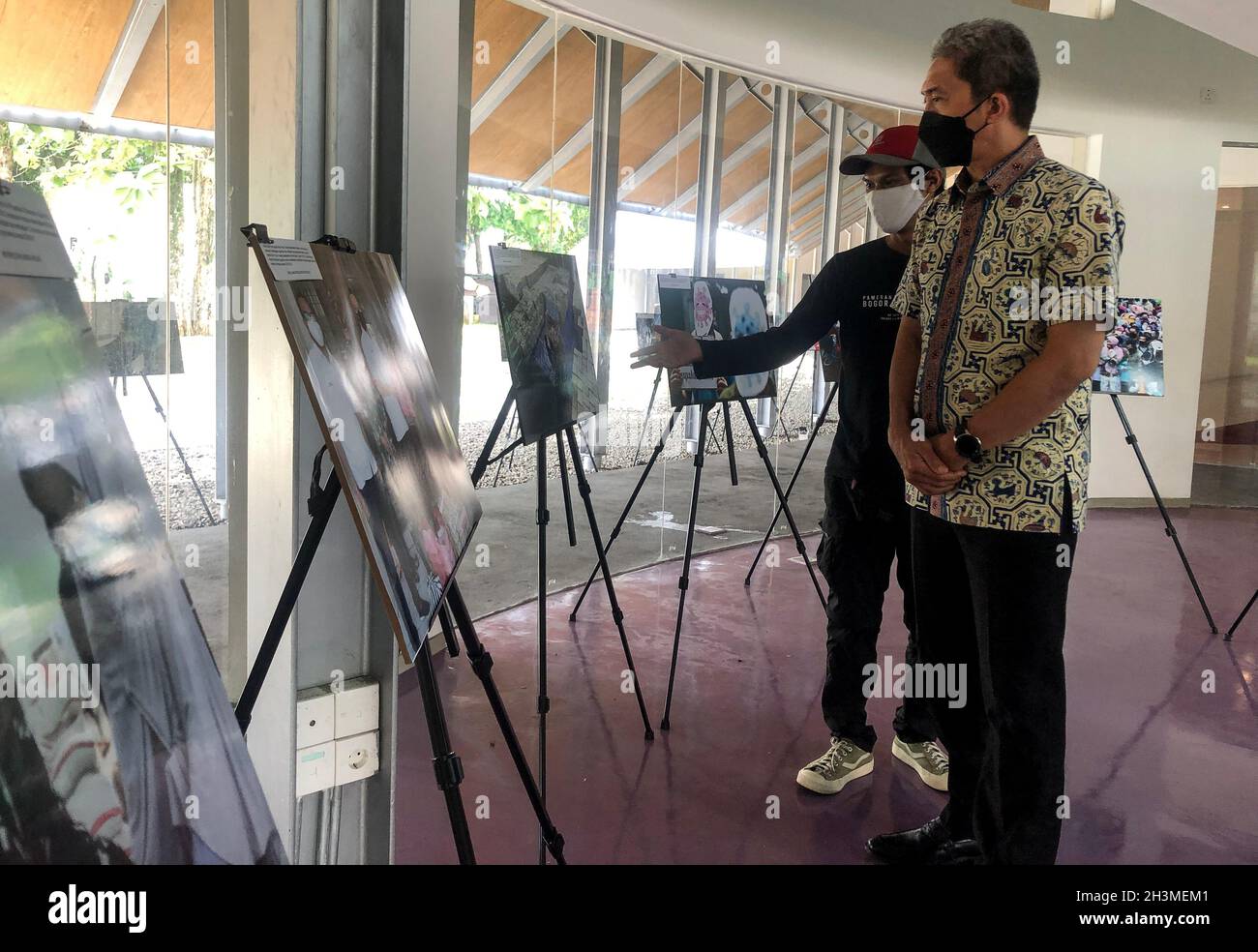 Der Vizebürgermeister von Bogor Dedie A Rachim (rechts) besuchte die Fotojournalismus-Ausstellung, die vom indonesischen Fotojournalisten (PFI) organisiert wurde.Bogor zeigte am 29. Oktober 2021 im Bogor Creative Center in Bogor, Indonesien, 19 Einzelfotos zum Thema des COVID-80-Ausbruchs. (Foto von Ryan Maulana/INA Photo Agency/Sipa USA) Stockfoto