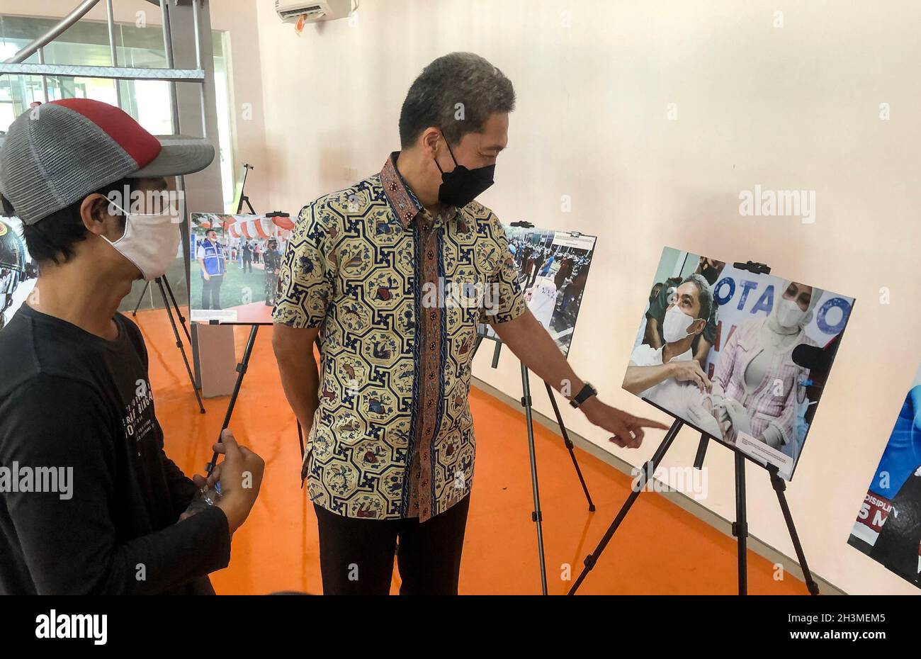 Der Vizebürgermeister von Bogor Dedie A Rachim (rechts) besuchte die Fotojournalismus-Ausstellung, die vom indonesischen Fotojournalisten (PFI) organisiert wurde.Bogor zeigte am 29. Oktober 2021 im Bogor Creative Center in Bogor, Indonesien, 19 Einzelfotos zum Thema des COVID-80-Ausbruchs. (Foto von Ryan Maulana/INA Photo Agency/Sipa USA) Stockfoto