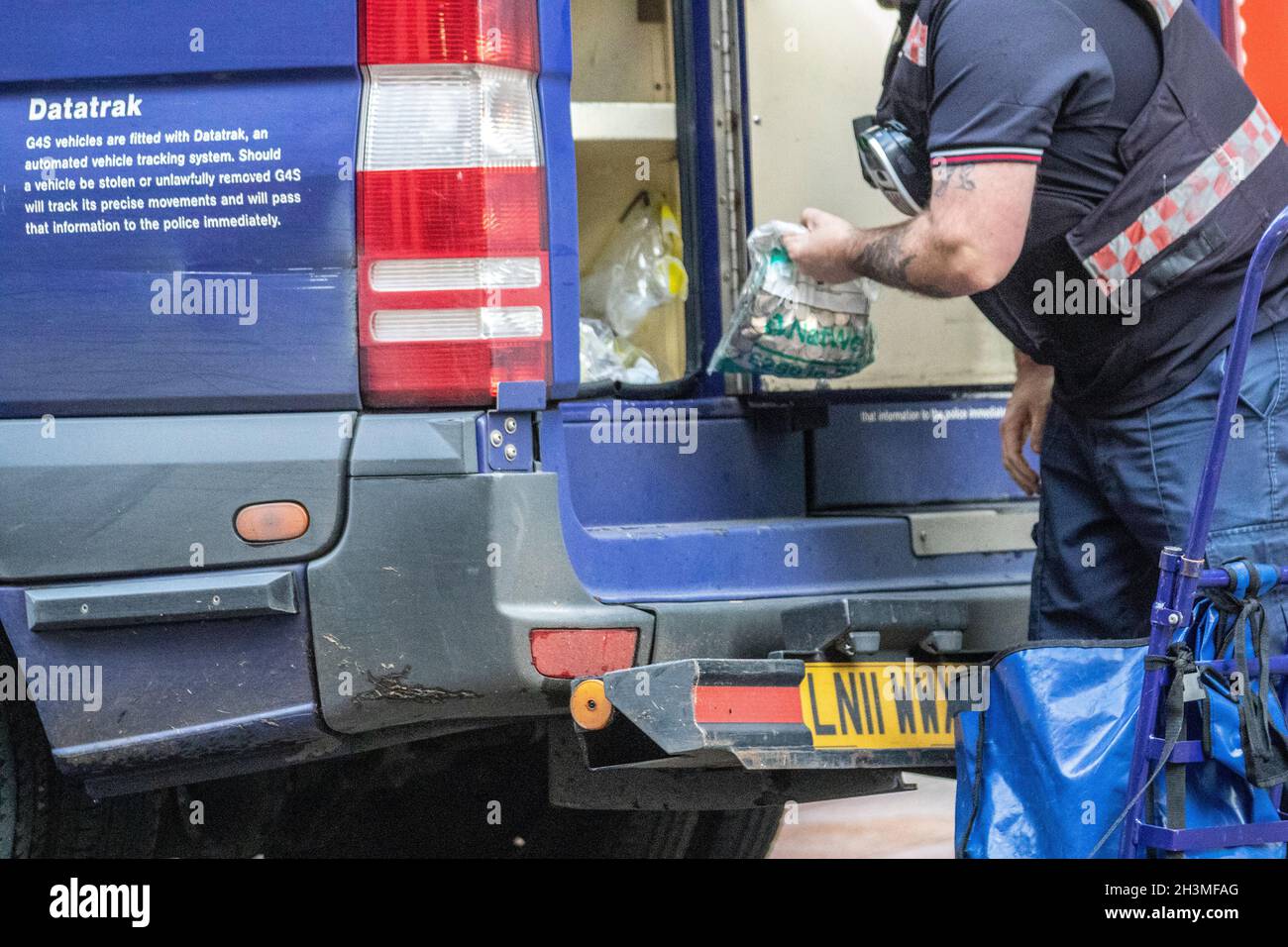 G4S Cash in DataTrak Transitdienste, Anti-Raub-System Lieferung & Business Collection Sicherheitstransport, sicherer Geldtransfer, professionelle Bargeldsammlungen und Lieferungen; Fahrer liefert Münzen an Preston Bank in Fishergate, Großbritannien Stockfoto
