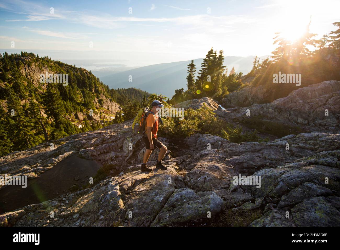 Mann beim Wandern auf Seymour Mountain, Vancouver, B.C. Stockfoto