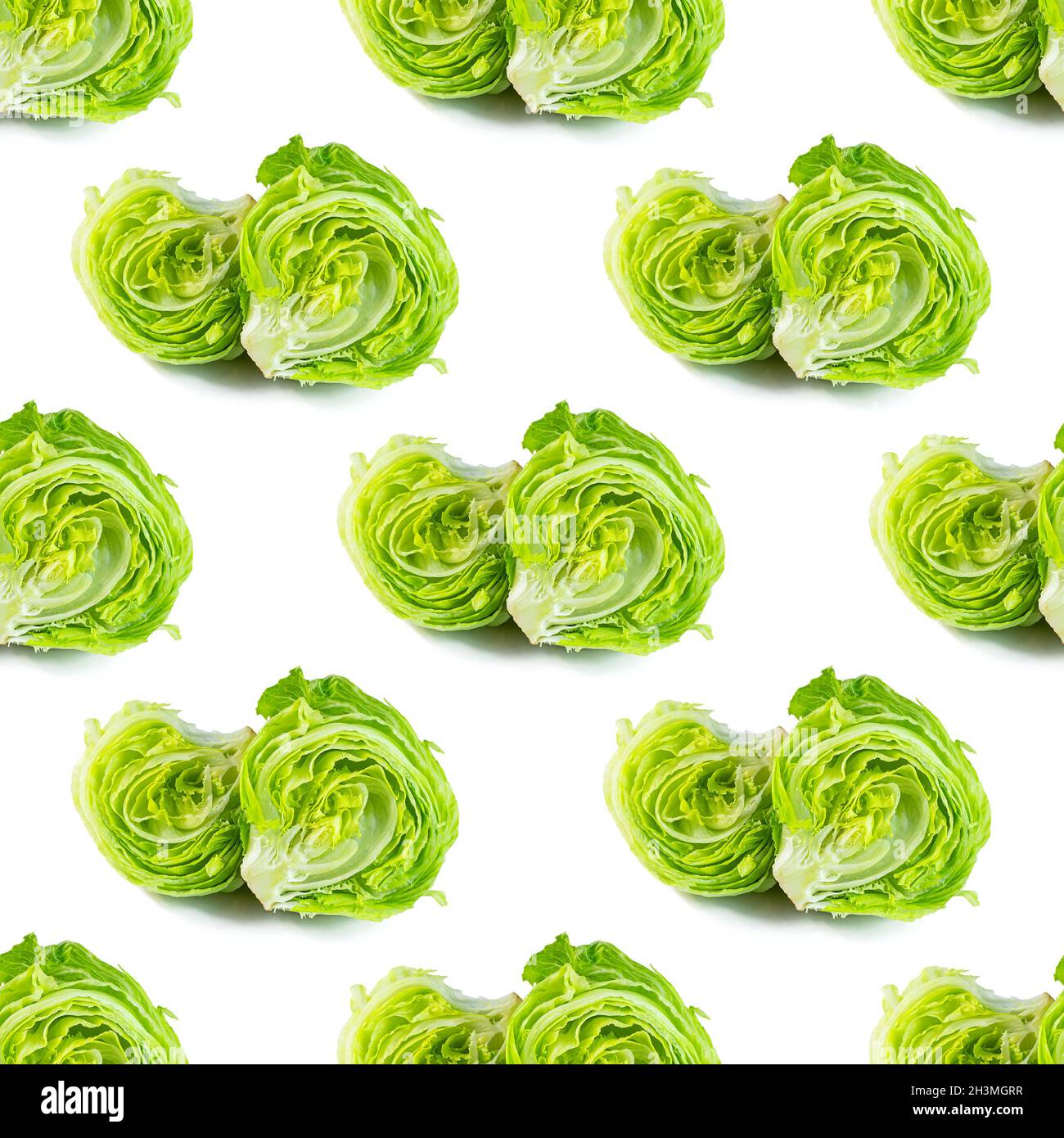 Frischer grüner Eisbergsalat hinterlässt ein nahtloses Wiederholungsmuster auf weißem Hintergrund. Stockfoto