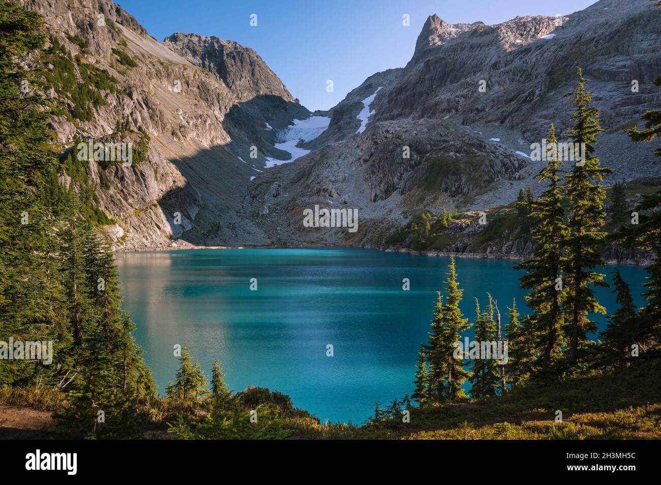 Majestätischer Blauer Alpinsee Mit Gletscher Geschnitztem Tal Stockfoto