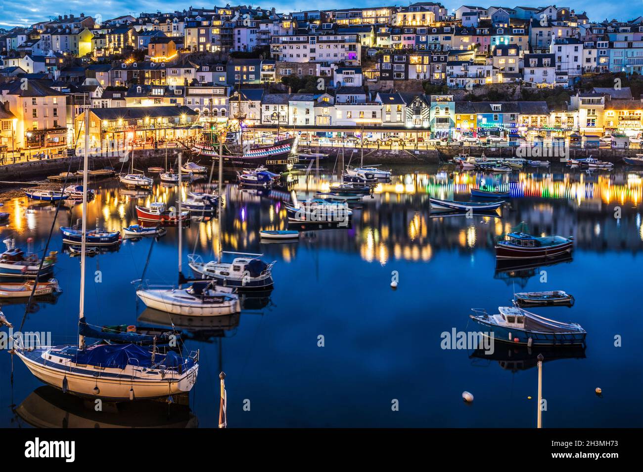 Brixham Stadt und Hafen bei Dämmerung. Stockfoto