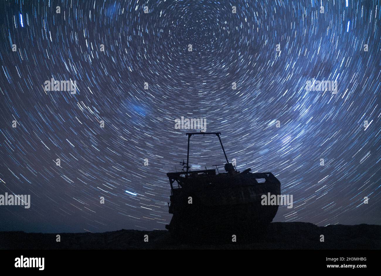 Sternenpfad hinter einem Schiffswrack an der Küste patagoniens Stockfoto