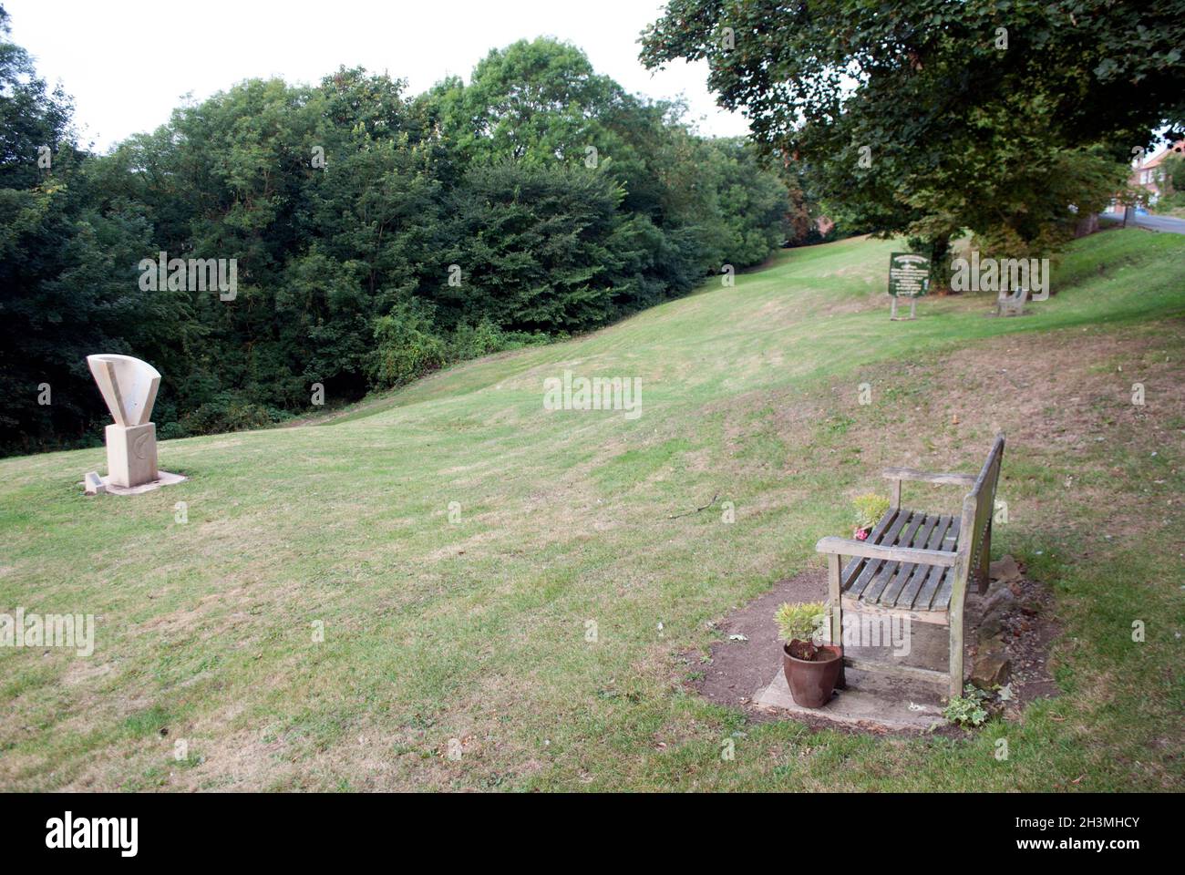 Grass Bank neben Teesdale Way in Middle One Row, Darlington, County Durham Stockfoto