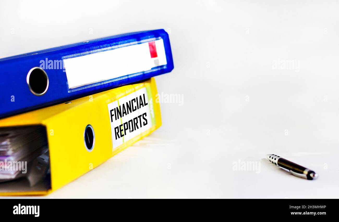 Ein Ordner für Dokumente mit der Aufschrift auf ihm Finanzbericht, auf weißem Hintergrund mit einem Stift. Ort zum Schreiben Stockfoto