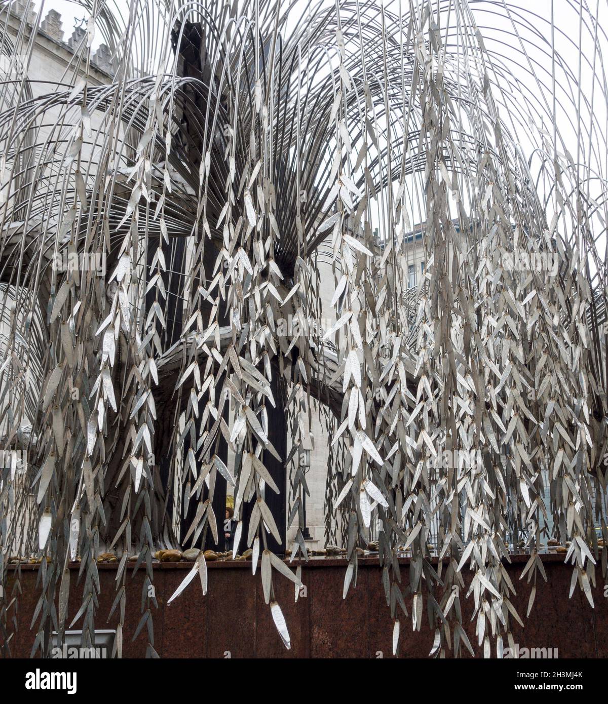 Holocaust-Mahnmal: Eine weinende Weide in Edelstahl: Hollocaust-Gedenkstätte der Baum in der Großen Synagoge in Budapest nimmt die Form einer Waffenweide an, mit Blättern, die die Opfer benennen. Regenwasser tropft wie Tränen. Stockfoto