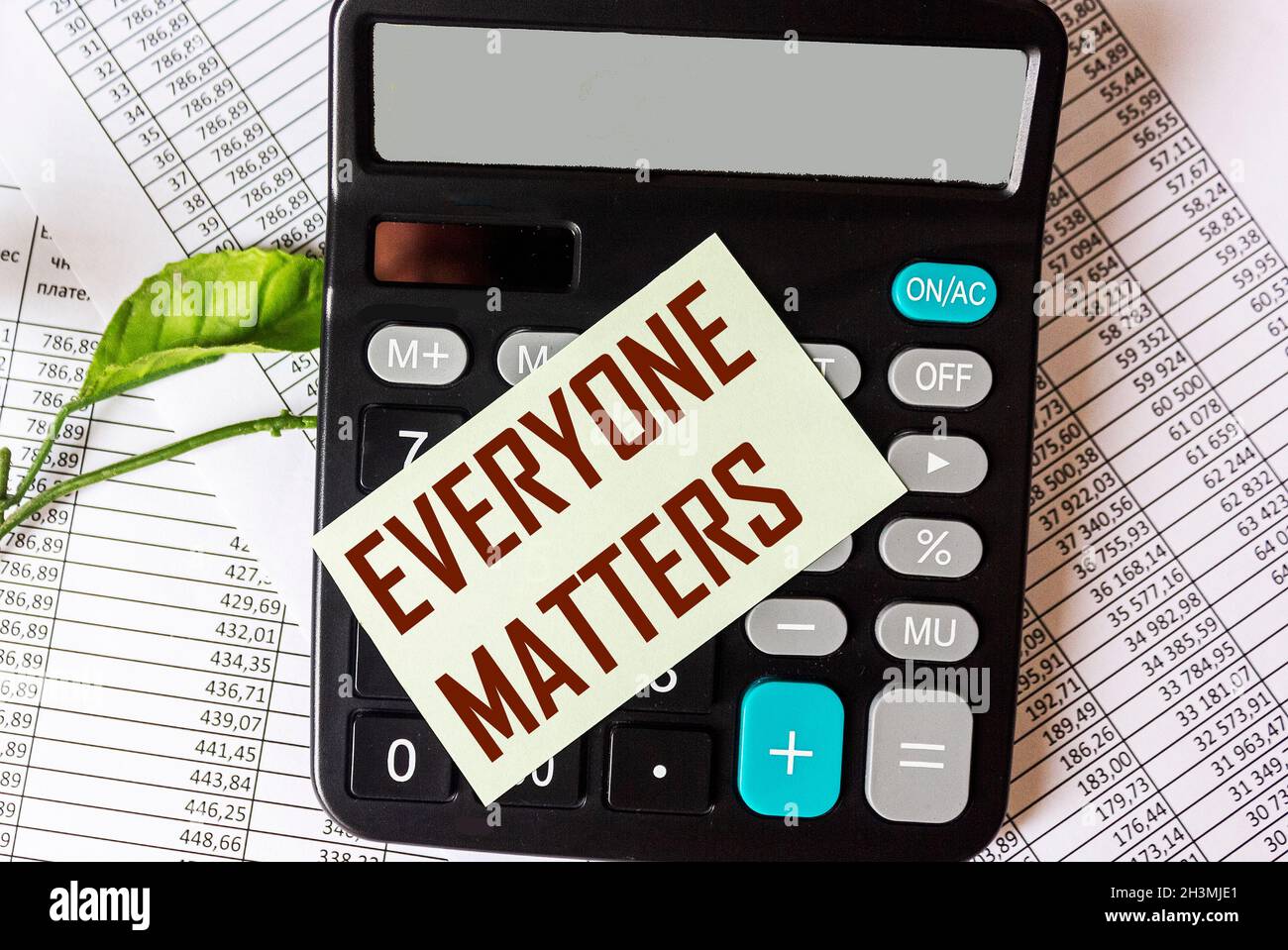 Geschäftskonzept. Der Text alles wichtig auf einem Aufkleber auf dem Rechner, neben Finanzpapieren Stockfoto