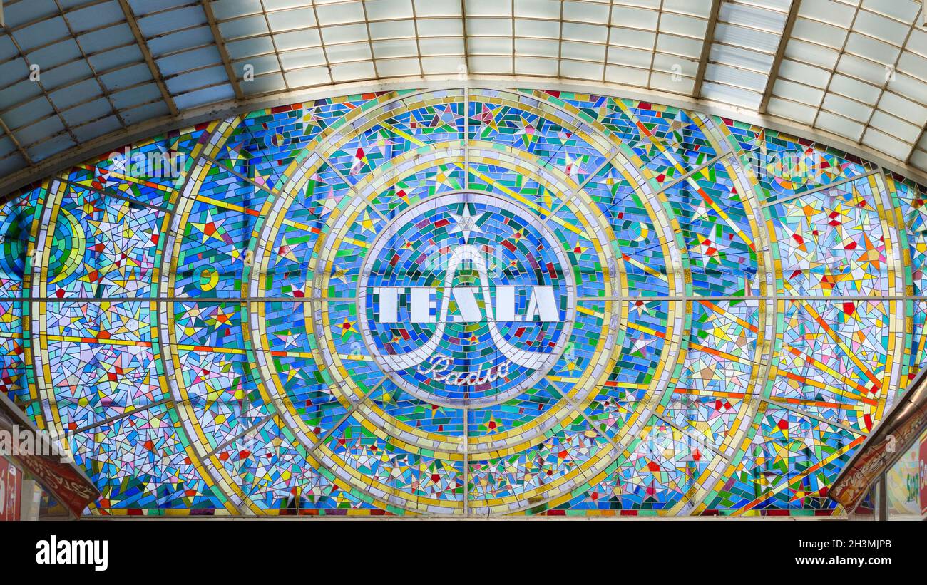Glasfenster mit Tesla Radio Logo: Das Logo für Tesla Radio ziert eine Einkaufspassage in Prag. Stockfoto