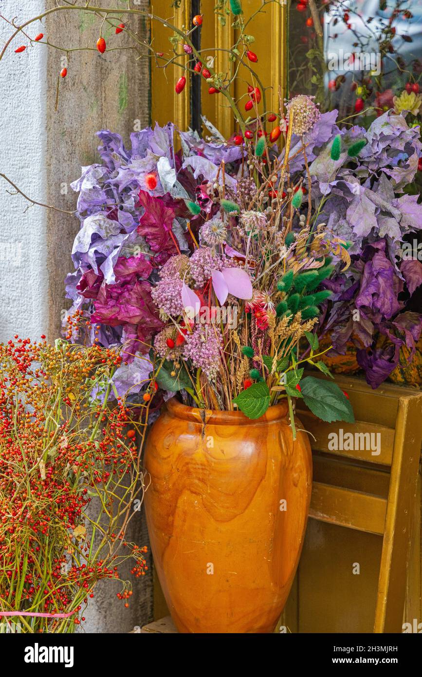Getrocknete Blumen und dekorative Pflanzen in großer Vase Stockfoto
