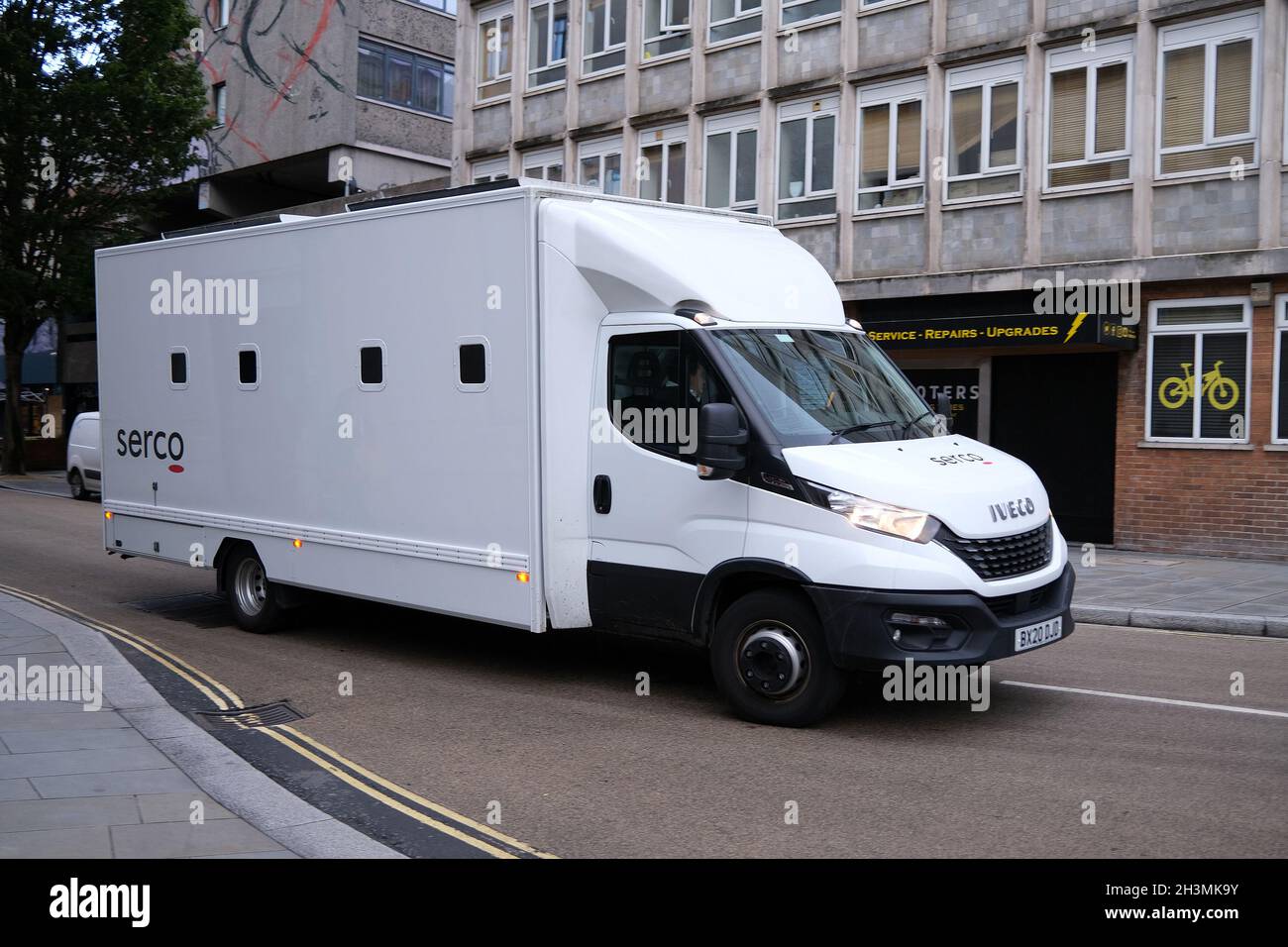 29. Oktober 2021 - Gefängniswagen auf dem Weg zum Bristol Crown Court, möglicherweise mit Penelope Jackson, 66, die heute für schuldig befunden wurde, ihren Mann ermordet zu haben Stockfoto