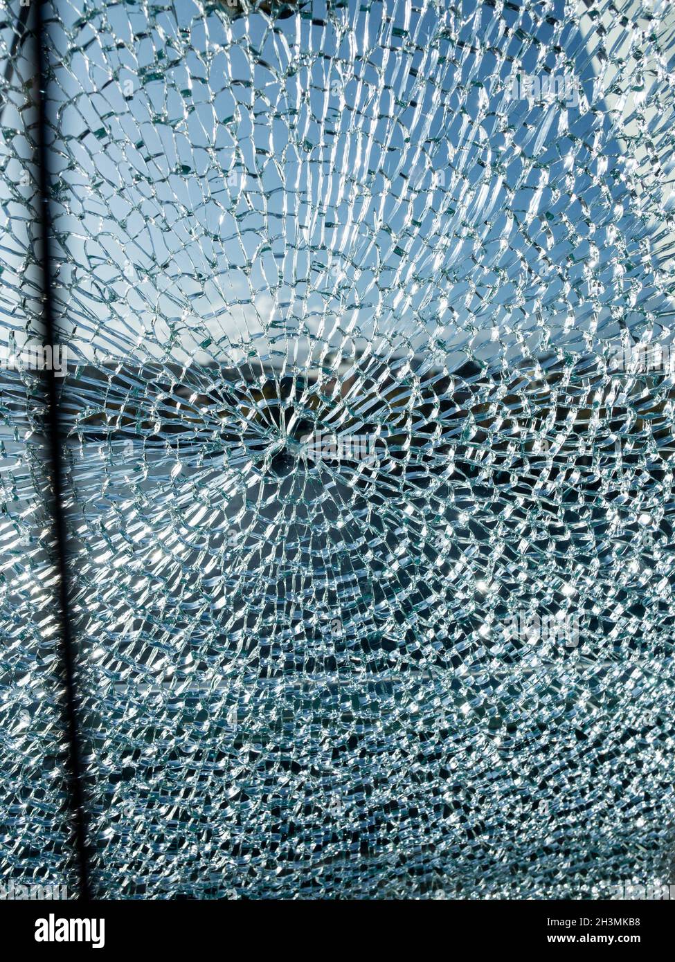 Fast Shattered Glass: Geknacktes Sicherheitsglas bildet ein komplexes Muster auf einer Glasscheibe, die Teil der neuen Foyle-Fußgängerbrücke in Derry ist. Stockfoto