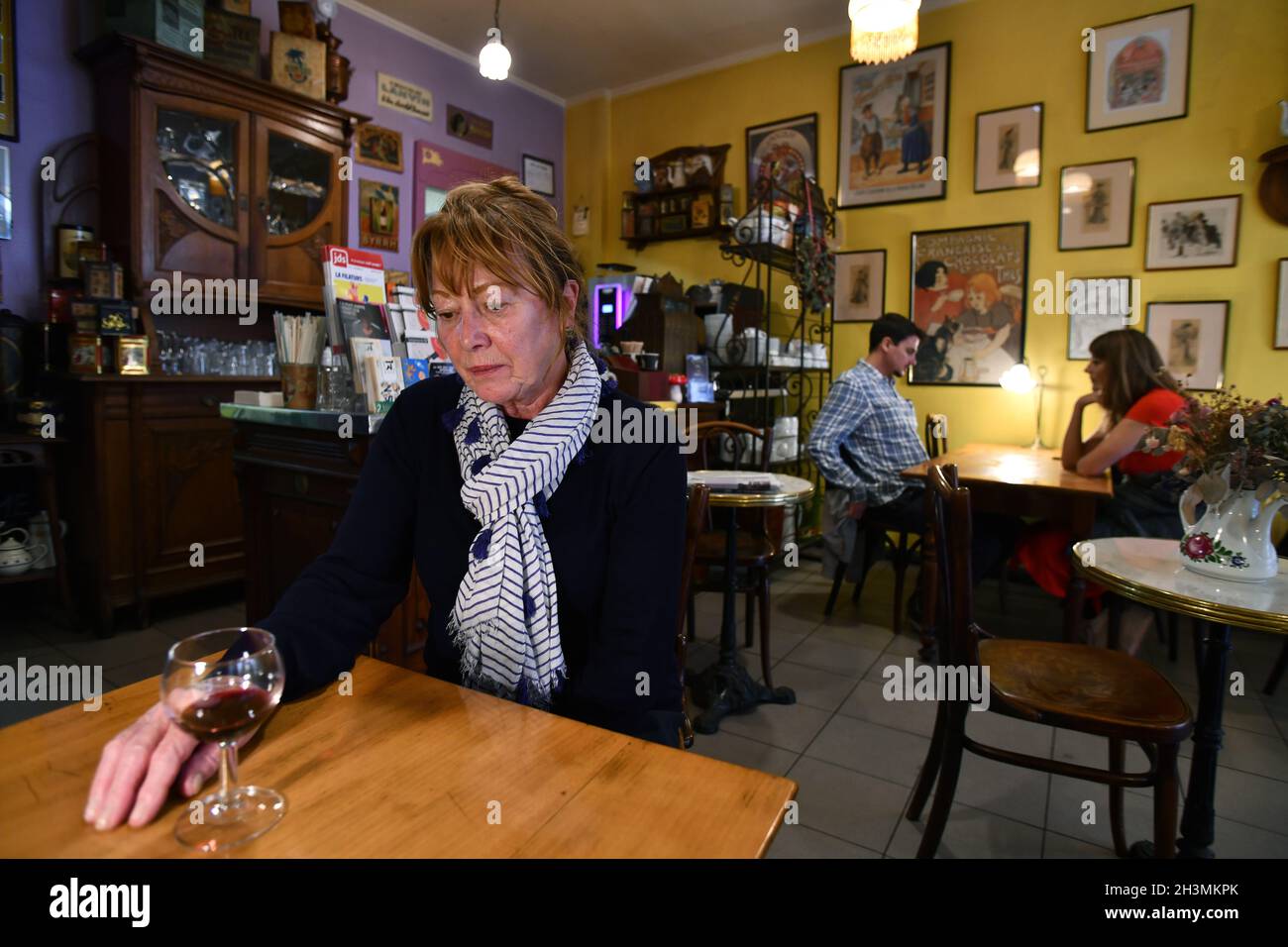 Kundin im klassischen Café-Restaurant im Retro-Stil in Colmar Stockfoto