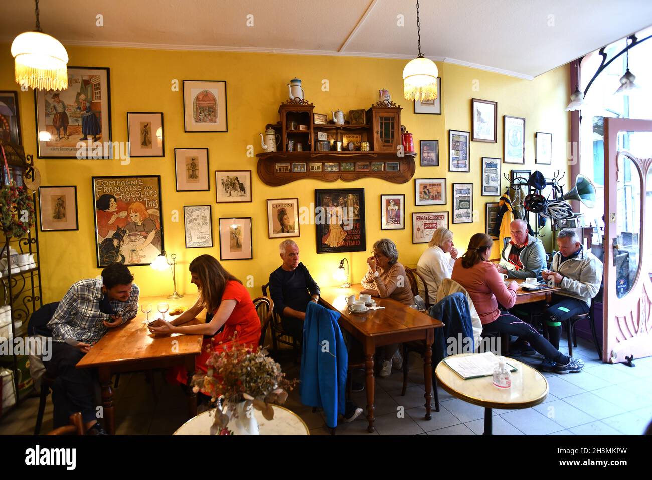 Kunden im klassischen Café-Restaurant im Retro-Stil in Colmar Stockfoto