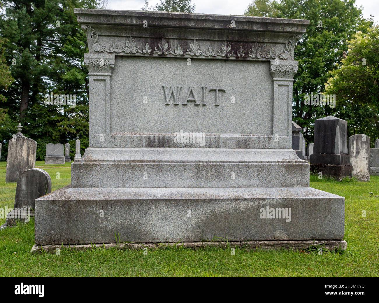 Wartefamilie Tombstone -- noch nicht...: Ein großes Steindenkmal für die WARTEFAMILIE. Es scheint eine Botschaft zu sein, dass man nicht bereit ist zu sterben. Stockfoto