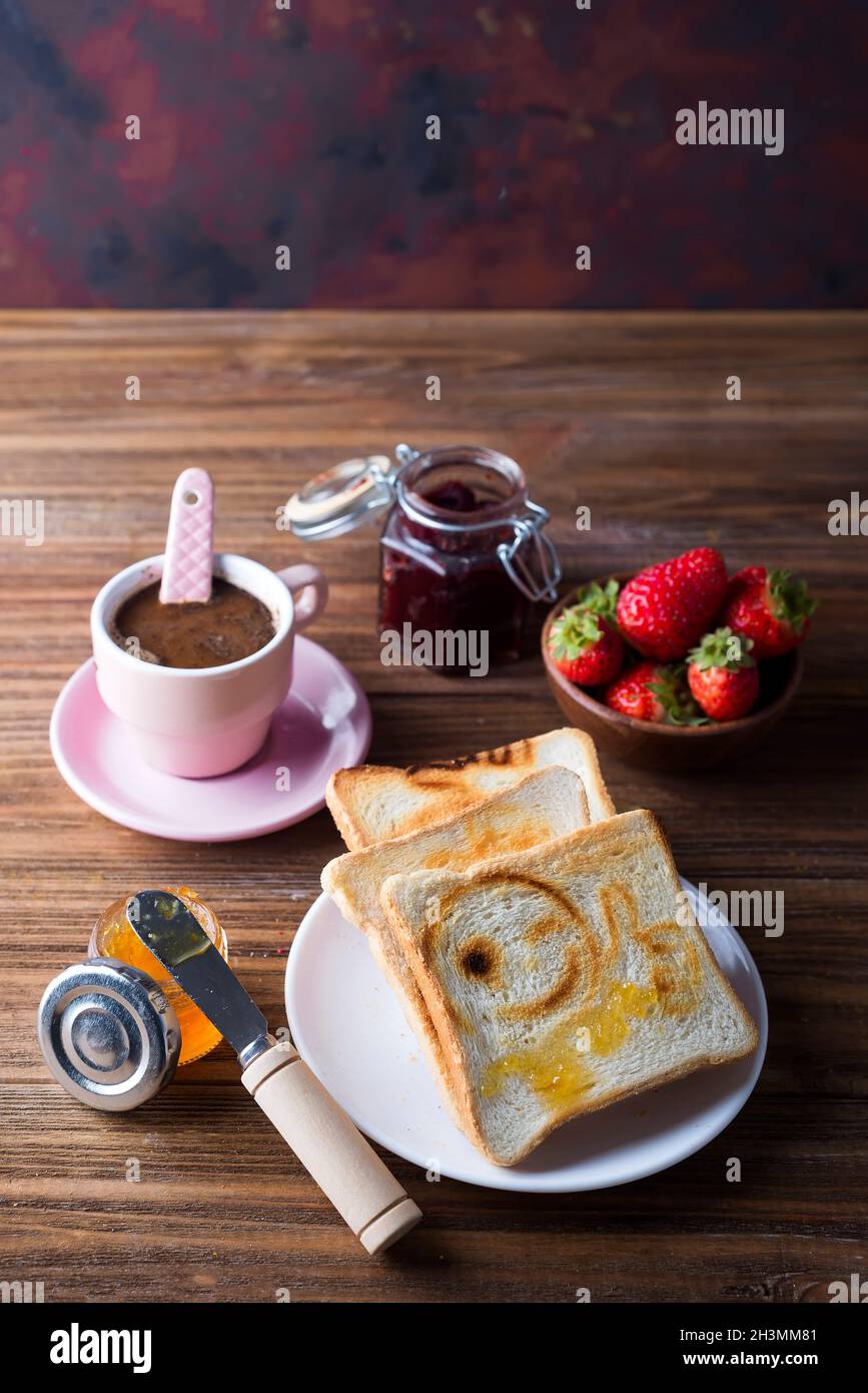 Frühstück mit Kaffee, Toast, Erdbeere und Marmelade Stockfoto