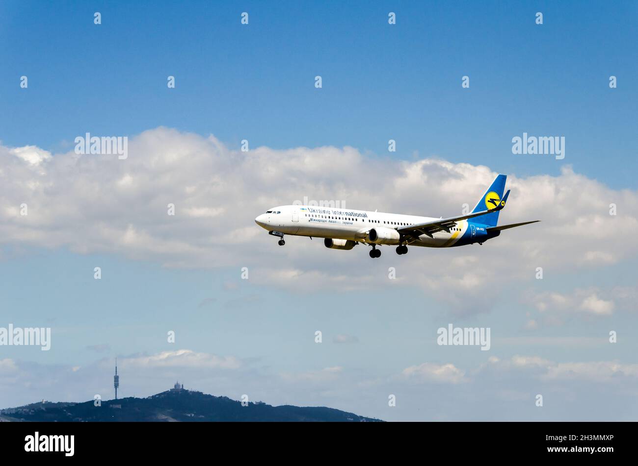 Barcelona, Spanien; 27. April 2019: Boeing 737 der Ukraine International Airline, Landung auf dem Flughafen Josep Tarradellas in Barcelona-El Prat Stockfoto