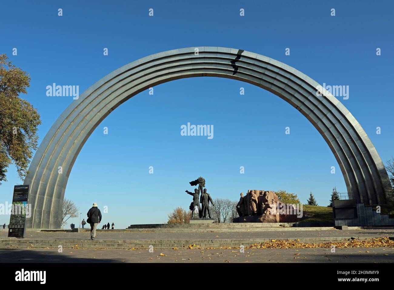 Touristen am Völkerfreundschaftsbogen in Kiew Stockfoto