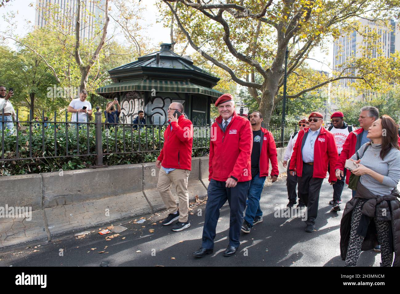 Curtis Sliwa ist unter der Menge bei der von New Yorker Arbeitern am 25. Oktober 2021 veranstalteten Kundgebung zur Bekämpfung des Impfmandats von Medical Choice Stockfoto