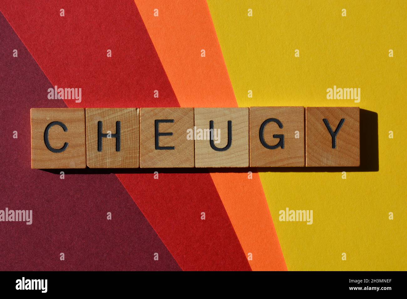 Cheugy, ein Wort in Holzbuchstaben, das von Generation Z populär wird, um Lifestyle-Trends zu beschreiben, die mit Millennials verbunden sind, im Gegensatz zu trendy Stockfoto