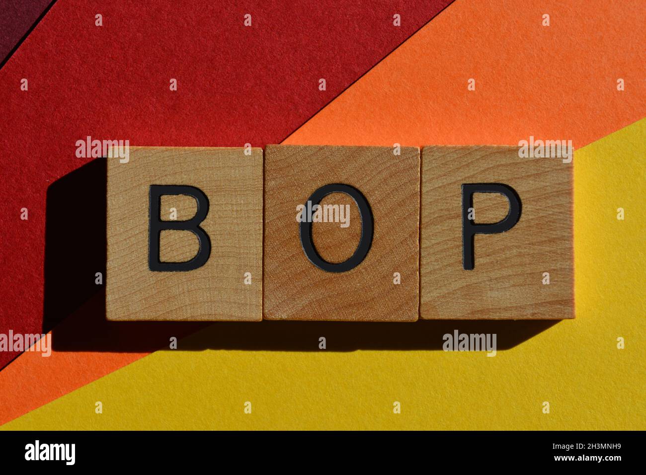 Bop, Wort in Holzbuchstaben auf dem Hintergrund isoliert. Generation Z Slang bedeutet einen sehr guten Song oder Beat. Stockfoto