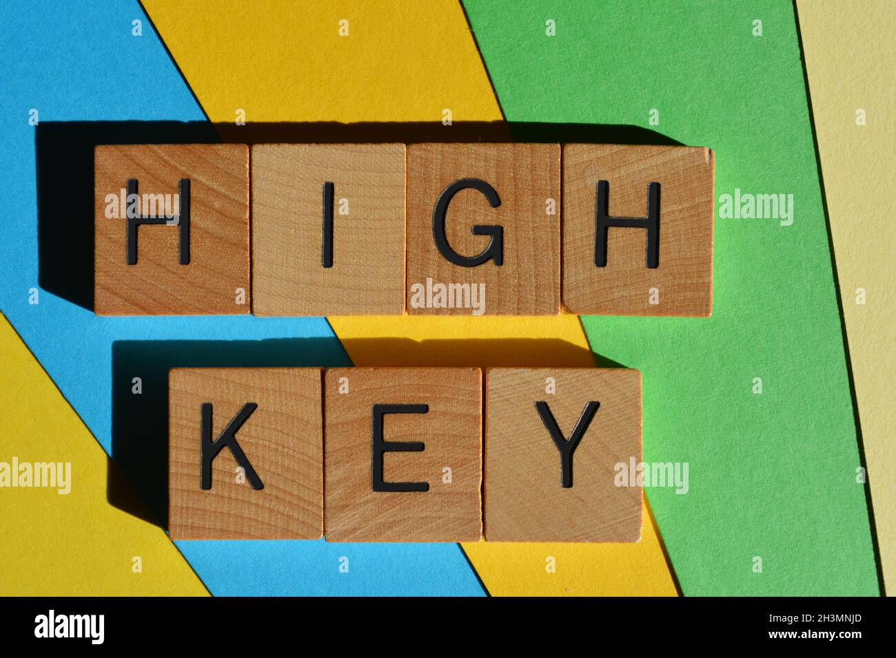 High Key, Wörter in Holzbuchstaben isoliert auf dem Hintergrund. Generation Z Slang, verwendet für die Betonung, Synonyme gehören wirklich und sehr Stockfoto